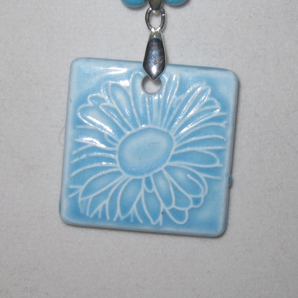 3/$20 | Aqua bead and ceramic daisy necklace - Picture 8 of 8